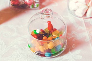 Çikolata. Yuvarlak marmelat ve yuvarlak çikolata çok renkli