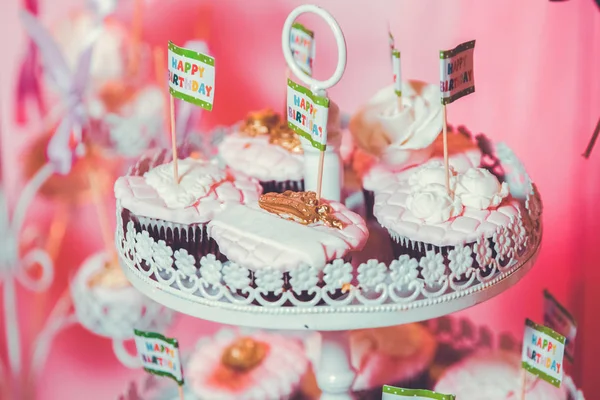 Una barra de caramelo. Mesa de banquetes llena de postres y un surtido de dulces. pastel y pastel. Pastelería rosa —  Fotos de Stock