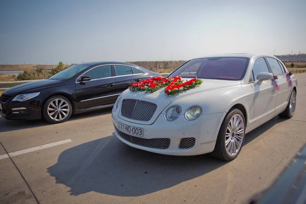 Imagem de close-up de decoração de carro de casamento com buquê de flores vermelhas e brancas — Fotografia de Stock