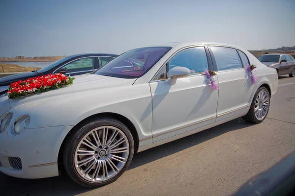 Imagen de primer plano de la decoración del coche de boda con flores rojas y blancas ramo —  Fotos de Stock