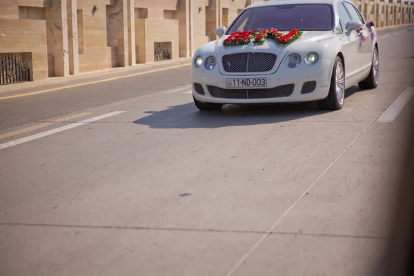Крупный план украшения свадебного автомобиля букетом из красных и белых цветов — стоковое фото