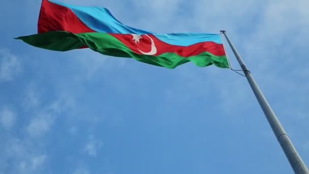 Bandeira do Azerbaijão acenando em câmera lenta contra o céu azul limpo, sem costura, tiro longo, isolado no canal alfa com fosco de luminância preto e branco, perfeito para filme, notícias, composição digital — Vídeo de Stock