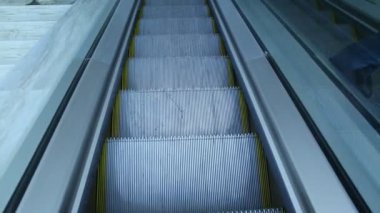 Yürüyen merdiven yaya geçidinden aşağı. Yürüyen merdivenler sürekli üst katta çalıştırmak gösterilir. Yürüyen merdivene binmek