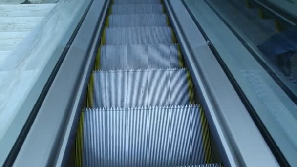 La escalera mecánica está en el cruce peatonal. Se muestran escaleras mecánicas que corren constantemente arriba. Subiendo por una escalera mecánica — Vídeos de Stock