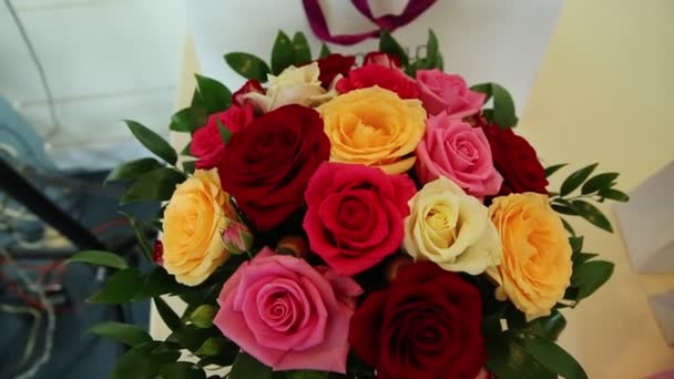 Red yellow rose bouquet . Bouquets in a flower shop, dolly shot . Bouquet of colorful roses in a variety of colours on black background — Stock Video