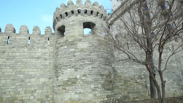Icheri Sheher i Baku. Azerbajdzjan. Utfärda utegångsförbud för av den gamla fästningen, ingång till Baku gamla stadsdel. Baku, Azerbajdzjan. Väggarna i den gamla staden i Baku. Icheri Sheher är ett Unesco-världsarv — Stockvideo