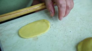 Shekerbura, Bir Azeri tatlısıdır. Bu zemin badem, fındık ve şeker ile dolu tatlı bir pasta vardır. Shakespeare süsler. Azerbaycan milli tatlılar . Azerbaycan tatlılar Shekerbura.