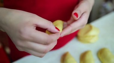 Shekerbura, Bir Azeri tatlısıdır. Bu zemin badem, fındık ve şeker ile dolu tatlı bir pasta vardır. Shakespeare süsler. Azerbaycan milli tatlılar . Azerbaycan tatlılar Shekerbura.