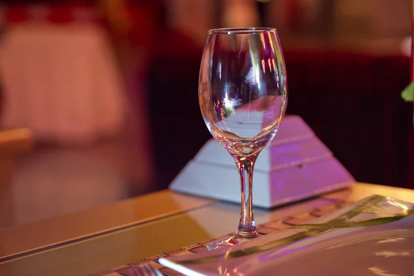 Una copa de vino vacía. Vajilla en la mesa en la cafetería, se centran en el tallo de la copa de vino. Elegante mesa de ajuste. Bakal. — Foto de Stock