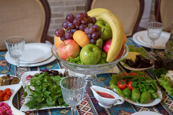 Fruta en un tazón. Manzana roja y azul, naranja, plátano rojo. Pepino, tomate, verduras, rábano . — Foto de Stock