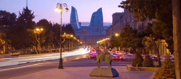 Panoramatický výhled na Baku. Trasy v Baku. Víceúrovňový silniční uzel s hustou automobilovou dopravou. Nachází se na Neftchilar Avenue — Stock fotografie