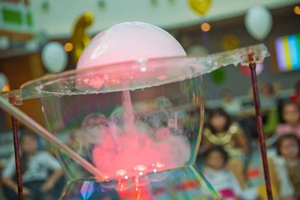 Детская вечеринка. Чтобы взорвать мыльный пузырь. Мыльные пузыри показывают . — стоковое фото