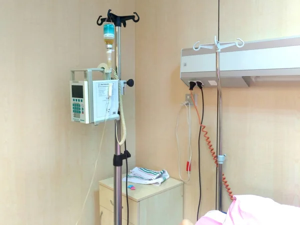 Infusionspumpe im Krankenhaus. automatische Infusionspumpe. Steuerung der Kochsalzlösung im Krankenhaus. Infusionspumpentropfen für Patienten im Krankenhaus. modern und komfortabel ausgestattetes Krankenhauszimmer . — Stockfoto