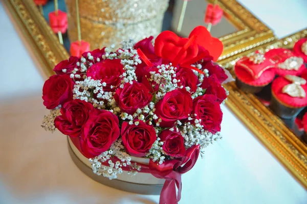 Hartvormige boeket van mooie roze bloemen in de doos van de gift. Handgemaakte roze en rood boeket Rose In Love hart vorm Valentine in close-up. een doos in de vorm van een hart met donkerrood rozen — Stockfoto