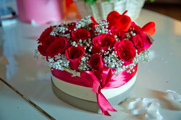 Ramo en forma de corazón de hermosas flores de rosas en la caja de regalo. Ramo rosa y rojo hecho a mano Rose In Love Hart Shape Valentine en primer plano. una caja en forma de corazón con rosas borgoña — Foto de Stock