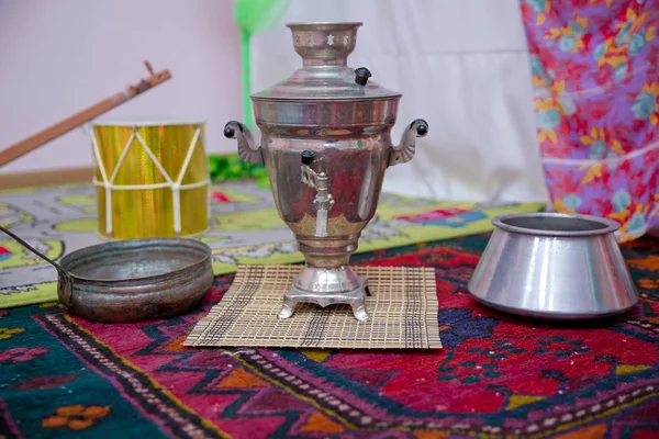 Kryształowa szklanka herbaty na z metalowym samowar. żeliwny stary garnek. Żelazo Wok bardzo stary. Azerbejdżan herbata samowar Concept tradycyjny Azerbejdżan kultury obiektu samowar . — Zdjęcie stockowe