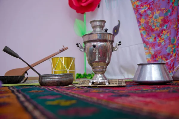 Cristal vaso de té con samovar de metal. olla vieja de hierro fundido. Iron Wok muy viejo. Azerbaiyán té samovar Concepto cultura tradicional Azerbaiyán objeto samovar  . — Foto de Stock