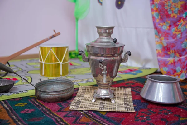 Křišťálová sklenička čaje s kovovým samovarem. Litinový hrnec. Železný wok je velmi starý. Ázerbájdžánské čajové samovaru koncept tradiční Ázerbájdžánské kultury samovaru . — Stock fotografie