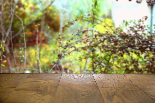 Se puede utilizar para la exhibición o el montaje de sus productos.Prepárese para la exhibición del producto. Otoño Tablero de madera mesa vacía delante de fondo borroso  . —  Fotos de Stock