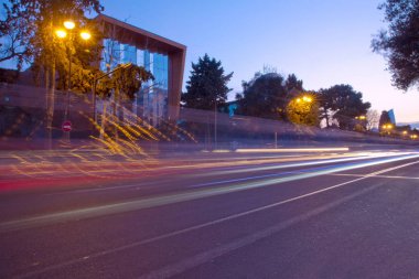 Bakü 'nün panoramik manzarası. Bakü 'deki rotalar. Yoğun araba trafiği olan çok katlı yol kavşağı. Neftchilar Bulvarı 'nda.