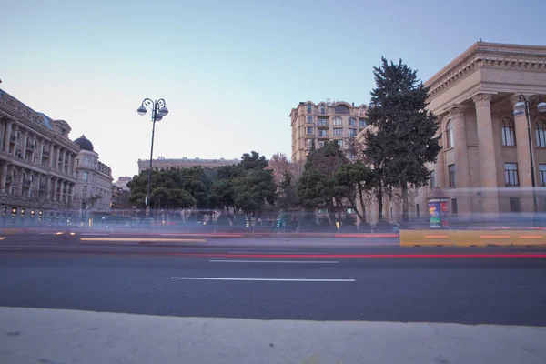 Vista panorâmica de Baku. Rotas em Baku. Junção rodoviária multi-nível com tráfego de automóveis pesados. Localizado na Avenida Neftchilar — Fotografia de Stock