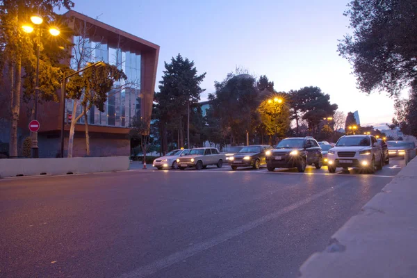 Vista panorâmica de Baku. Rotas em Baku. Junção rodoviária multi-nível com tráfego de automóveis pesados. Localizado na Avenida Neftchilar — Fotografia de Stock