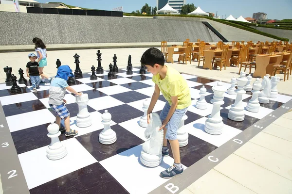 Kids Festival. I parken Heydar Aliyev Center. Internationella barndagen — Stockfoto