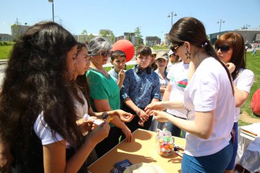 Çocuk festivali. Haydar Aliyev Merkezi'nin parkında. Dünya Çocuk Günü