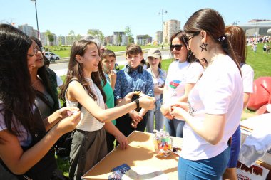 Çocuk festivali. Haydar Aliyev Merkezi'nin parkında. Dünya Çocuk Günü