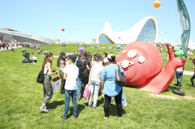 Çocuk festivali. Haydar Aliyev Merkezi'nin parkında. Dünya Çocuk Günü