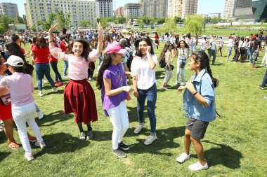 Çocuk festivali. Haydar Aliyev Merkezi'nin parkında. Dünya Çocuk Günü