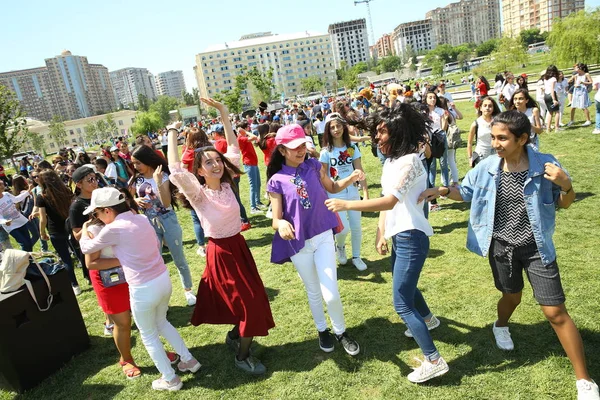 Festiwal dzieci. W parku Heydar Aliyev Center. Międzynarodowy Dzień dziecka — Zdjęcie stockowe