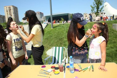 Çocuk festivali. Haydar Aliyev Merkezi'nin parkında. Dünya Çocuk Günü