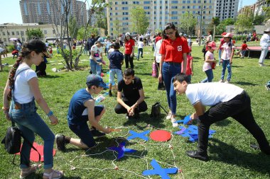 Çocuk festivali. Haydar Aliyev Merkezi'nin parkında. Dünya Çocuk Günü