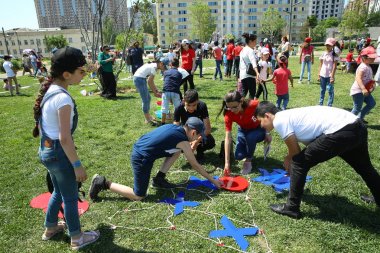 Çocuk festivali. Haydar Aliyev Merkezi'nin parkında. Dünya Çocuk Günü