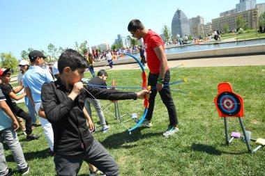 Çocuk festivali. Haydar Aliyev Merkezi'nin parkında. Dünya Çocuk Günü
