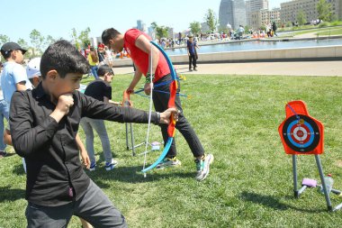 Çocuk festivali. Haydar Aliyev Merkezi'nin parkında. Dünya Çocuk Günü