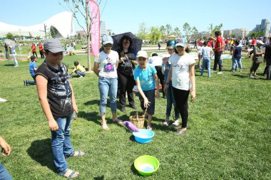 Çocuk festivali. Haydar Aliyev Merkezi'nin parkında. Dünya Çocuk Günü