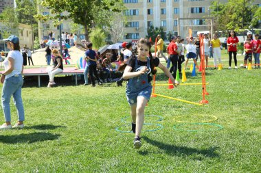 Çocuk festivali. Haydar Aliyev Merkezi'nin parkında. Dünya Çocuk Günü