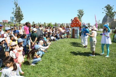 Çocuk festivali. Haydar Aliyev Merkezi'nin parkında. Dünya Çocuk Günü