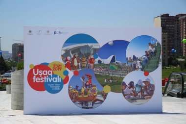 Çocuk festivali. Haydar Aliyev Merkezi'nin parkında. Dünya Çocuk Günü