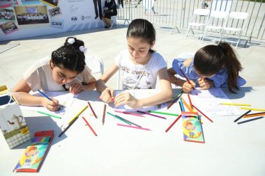 Çocuk festivali. Haydar Aliyev Merkezi'nin parkında. Dünya Çocuk Günü
