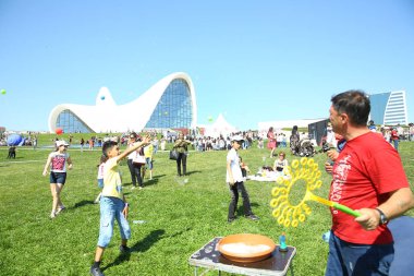Çocuk festivali. Haydar Aliyev Merkezi'nin parkında. Dünya Çocuk Günü