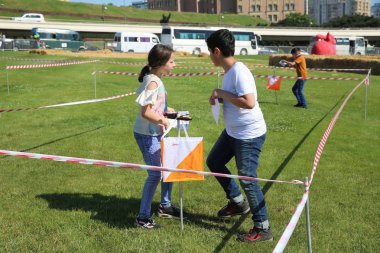 Çocuk festivali. Haydar Aliyev Merkezi'nin parkında. Dünya Çocuk Günü
