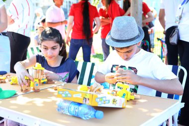 Çocuk festivali. Haydar Aliyev Merkezi'nin parkında. Dünya Çocuk Günü