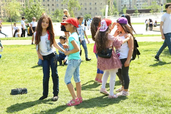 Festival de crianças. No parque de Heydar Aliyev Center. Dia Internacional da Criança — Fotografia de Stock