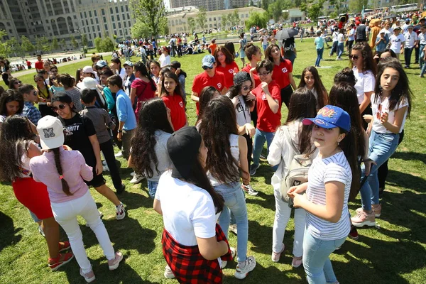 Festiwal dzieci. W parku Heydar Aliyev Center. Międzynarodowy Dzień dziecka — Zdjęcie stockowe