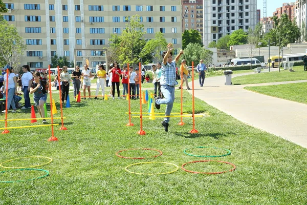 Festival de niños. En el parque del Centro Heydar Aliyev. Día Internacional del Niño —  Fotos de Stock