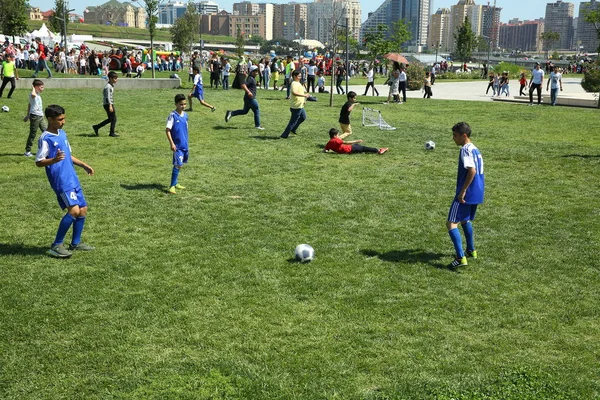 Φεστιβάλ παιδιών. Στο πάρκο Χέινταρ Αλίεφ. Διεθνής ημέρα για τα παιδιά — Φωτογραφία Αρχείου