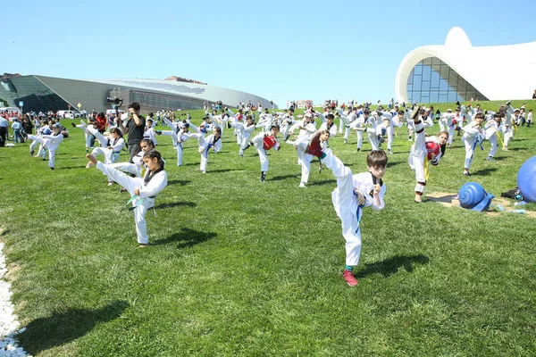 Festival de niños. En el parque del Centro Heydar Aliyev. Día Internacional del Niño — Foto de Stock